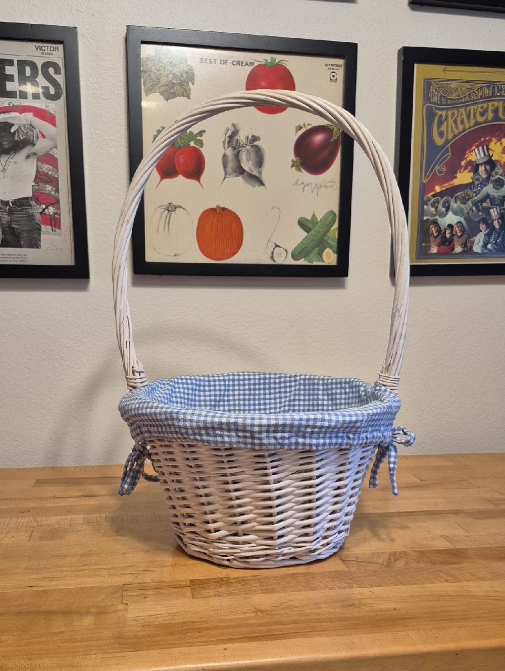 Lomg Handle White Wicker Basket W Checkered Cloth